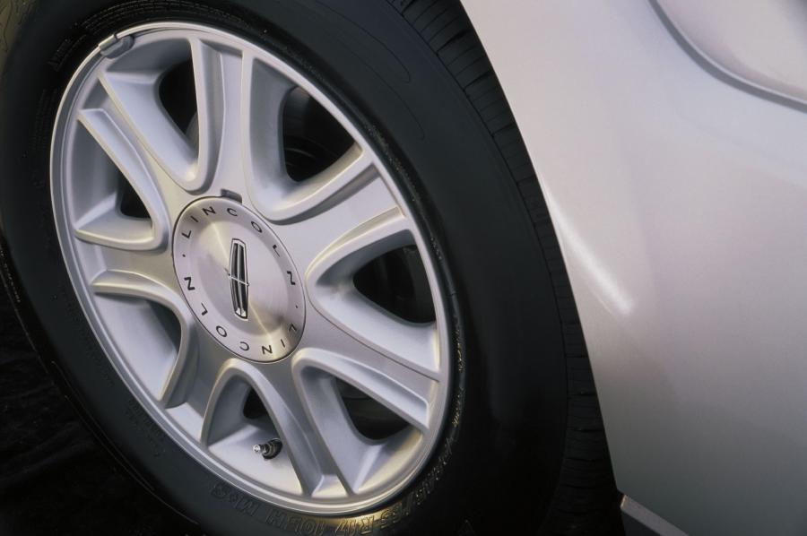  Lincoln Aviator 2003 года  (фото 31 из 57)